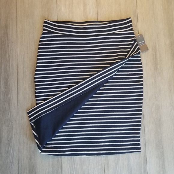 NEW Reitmans XS Striped Pull-On Pencil Skirt - Picture 2 of 2